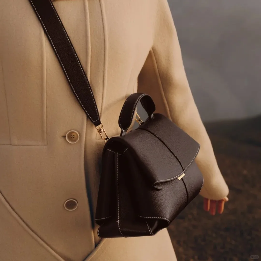 Versatile Two-Way Handbag for Stylish Convenience