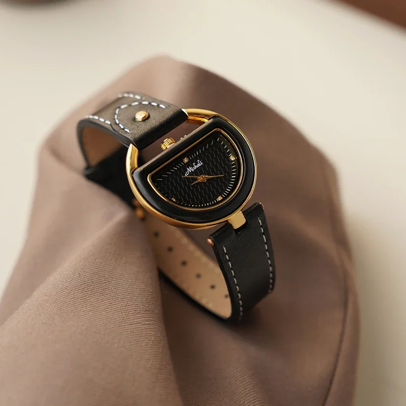 Elegant Luna Arc Watch – Minimalist Luxury Wristwatch Black Gold
