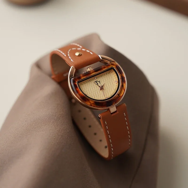 Elegant Luna Arc Watch – Minimalist Luxury Wristwatch Brown