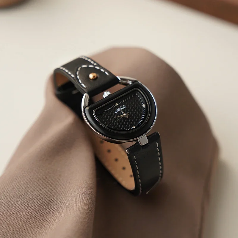 Elegant Luna Arc Watch – Minimalist Luxury Wristwatch Black