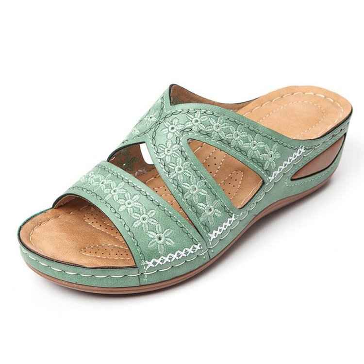 Embroidered sandals and slippers Green