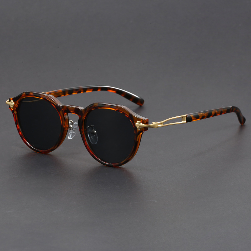 Retro-Inspired Vintage Sunglasses Red