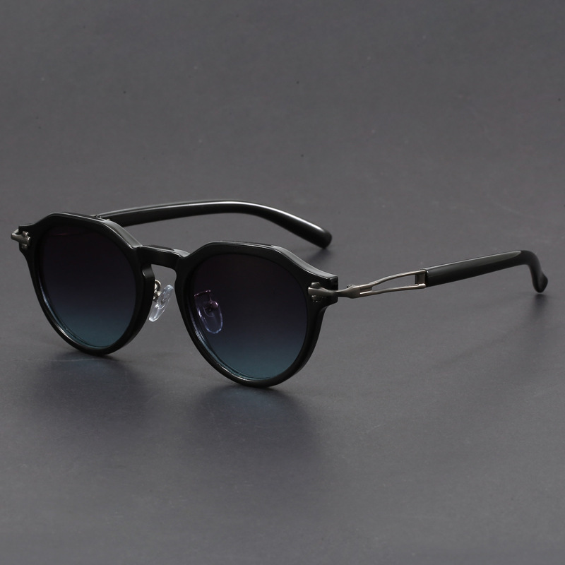 Retro-Inspired Vintage Sunglasses Black-Silver