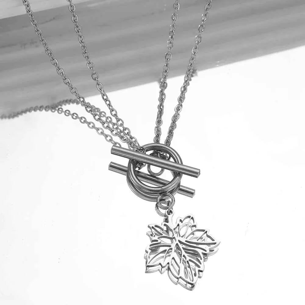 Elegant Maple Shine Pendant Necklace Silver