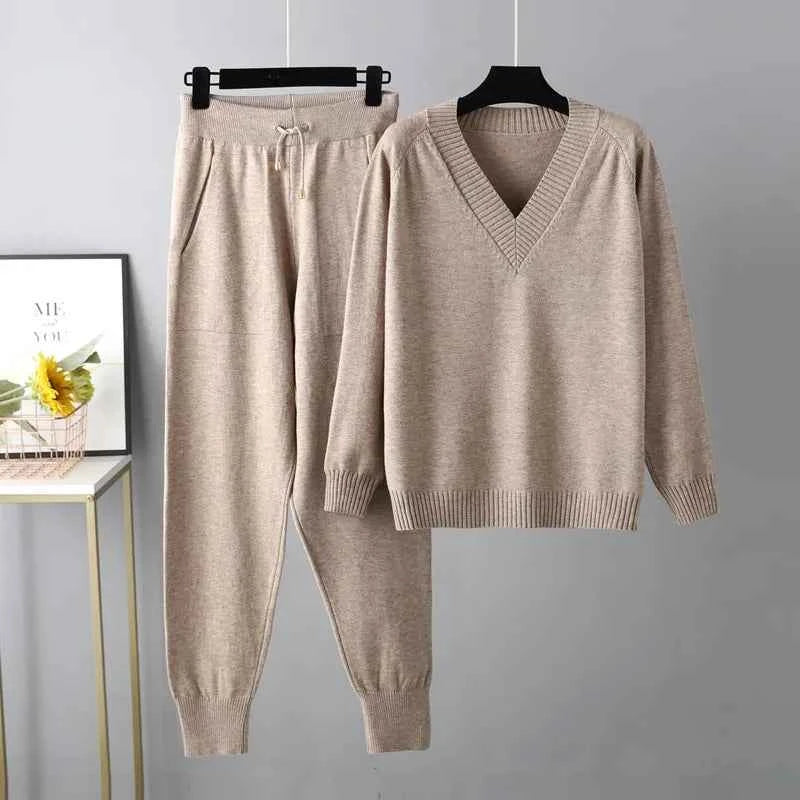 Women's Cozy Knitted Tundraloom Set Khaki