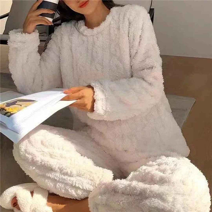 Women's Fuzzy Knit Pyjama Set – Relaxed Fit – Cable Pattern – Full Length White