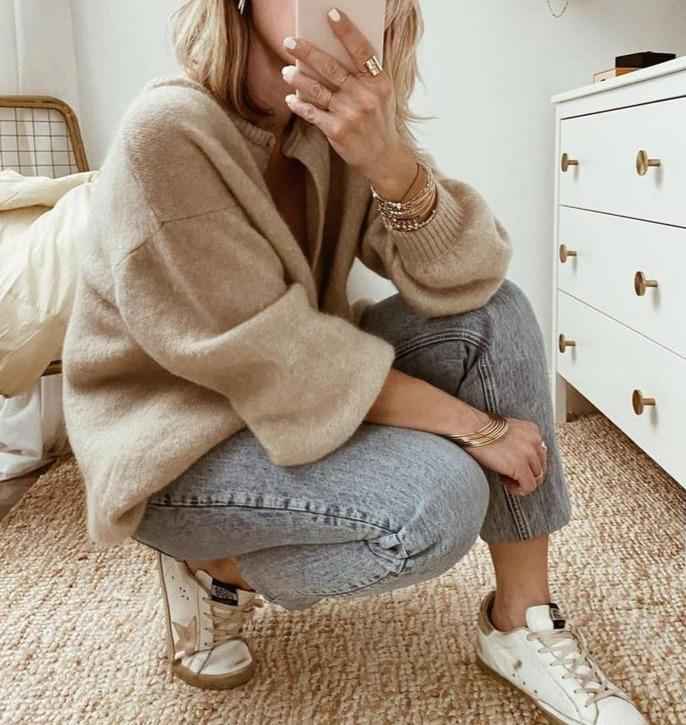 Women's Relaxed Fit Knitted Cardigan with Button Closure and Long Sleeves - Casual Comfort