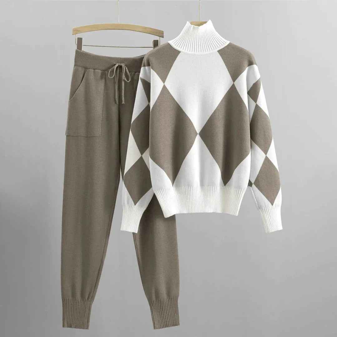 Women's Relaxed Fit Knitted Sweater and Pants Set – Argyle Pattern with Ribbed Edges Beige
