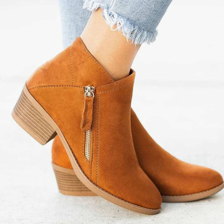 Botines de ante para mujer con tacón ancho y diseño de corte en V