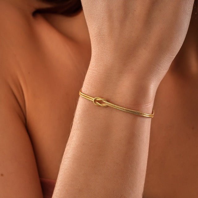 Amore | Women's Minimalist Love Knot Bracelet Gold