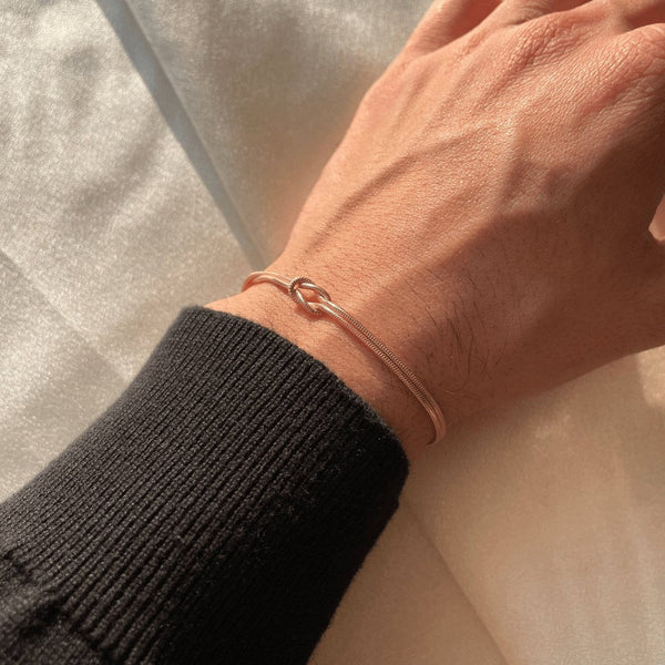 Amore | Women's Minimalist Love Knot Bracelet