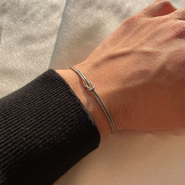 Amore | Women's Minimalist Love Knot Bracelet